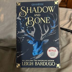 Shadow and bone book 1